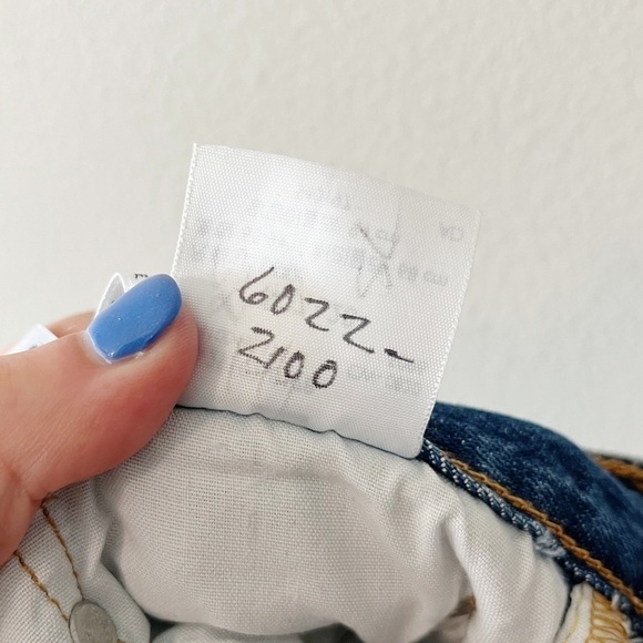 Levi’s Women’s 501 Skinny Sansome Winter Dark Wash Destruct Jeans Size 27 - Picture 16 of 16